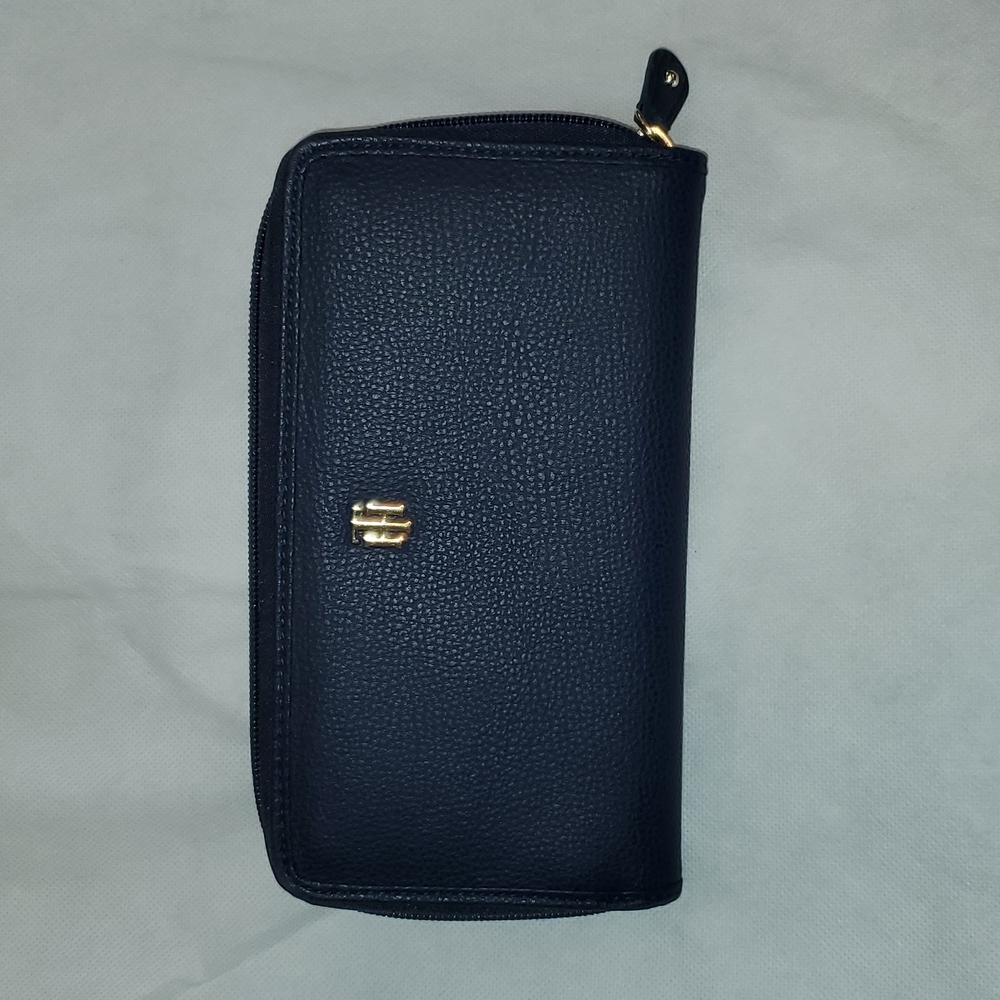 Tommy Hilfiger zippered wallet